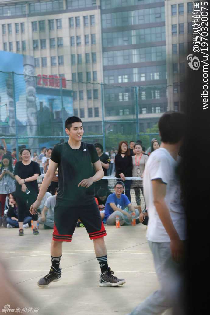 吴亦凡在南京高校球场上纵身一跃，单手将球送入篮筐，动作舒展飘逸，引得场外围观的粉丝爆发出阵阵尖叫。