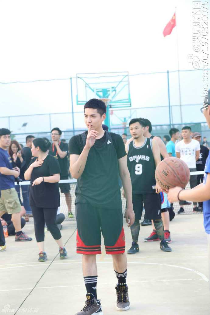 运球进攻的吴亦凡全神贯注，面对防守者毫无惧色，娴熟的控球技巧和专注的眼神透露出他对篮球的认真与热爱。