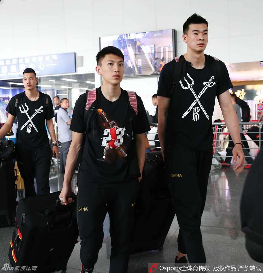 丁彦雨航直视镜头，眼神中充满锐气与自信，此时的他已经成为国家队锋线上的重要突击手。