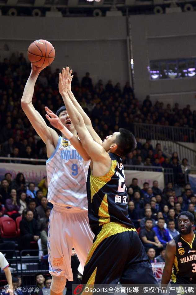 俞长栋在山东队防守球员的长臂干扰下，依然保持着完美的投篮姿势，篮球沿着指尖划出一道优美的弧线飞向篮筐。