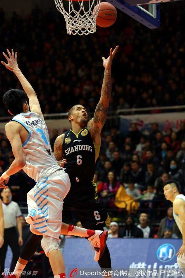 丁彦雨航在三分线外果断起跳，他的投篮手型标准而稳定，眼神中充满了对胜利的渴望，篮球空心入网，激起篮网白色的浪花。