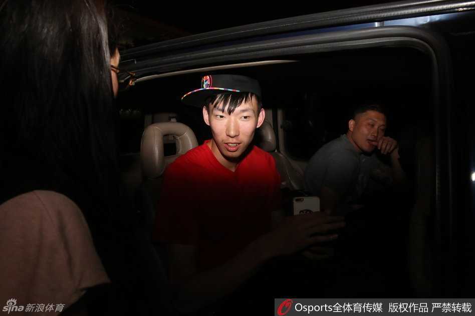 北仑训练基地昏黄的灯光下，宫鲁鸣指导双手抱胸站在门口，眼神专注地看着缓缓停下的车辆。当周琦的身影出现在车门旁时，这位严厉的教头脸上露出了难得的微笑，就像等待晚归的孩子一样亲切。