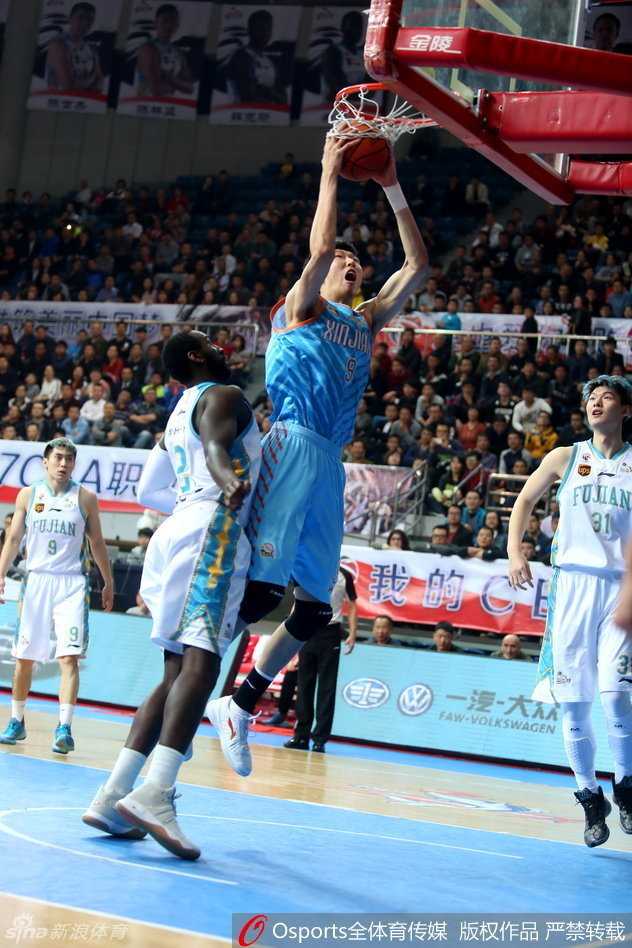 篮下巨无霸之争，周琦旱地拔葱欲扣篮，身旁王哲林奋力顶防，肌肉碰撞声仿佛隔着屏幕都能听见。