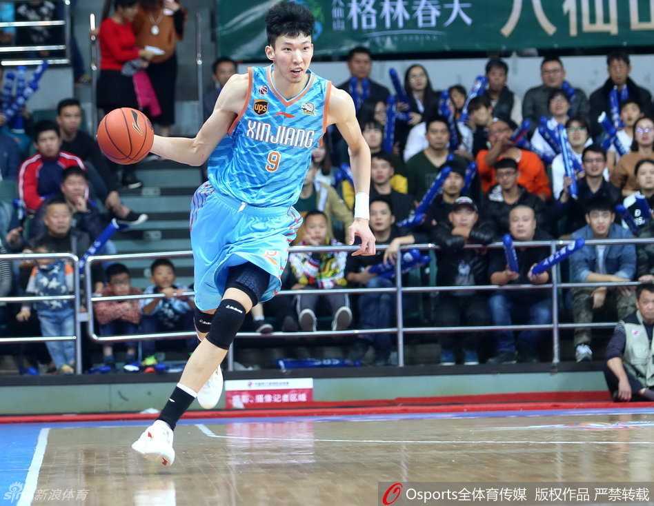 周琦站上罚球线，神情专注，稳稳出手命中，今夜他在内线的翻江倒海和一次次暴力扣篮，彻底点燃了球迷的热情。