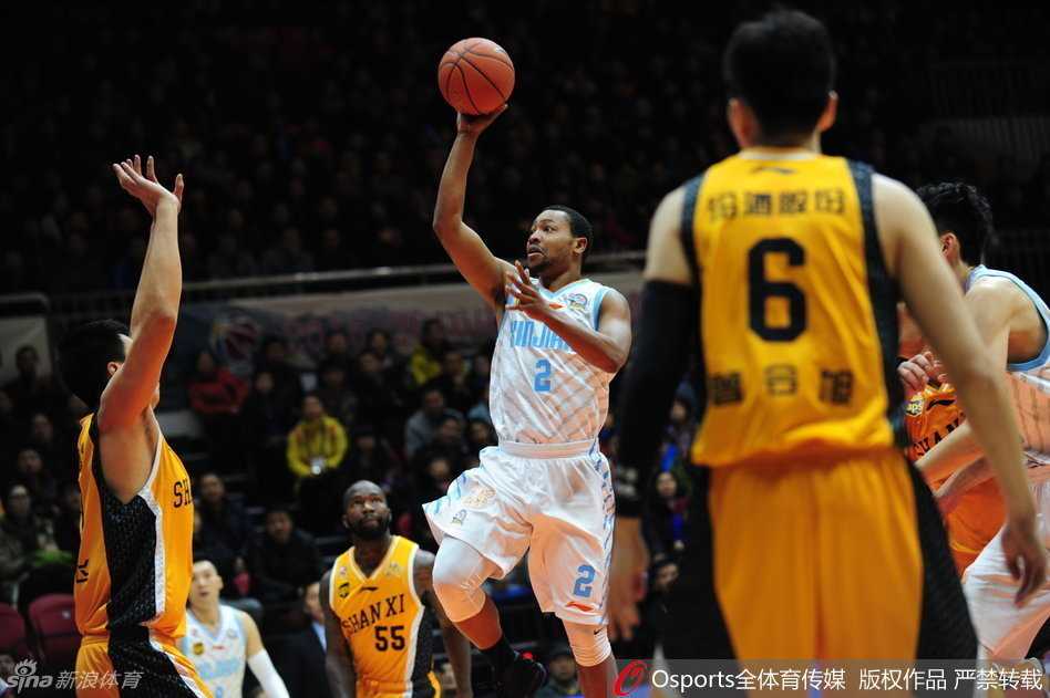 苏伟在低位要到位置，用一记柔和的小勾手将球稳稳送入篮筐