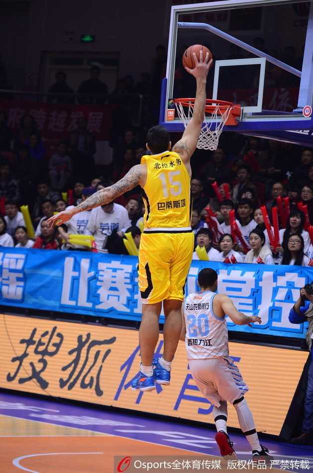 刘炜娴熟地持球推进，目光如炬观察着场上瞬息万变的局势