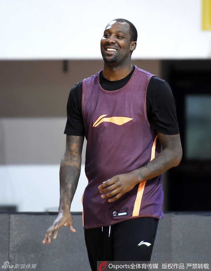 周琦眼神纯净地望着前方，表情呆萌，被队友戏称为“大魔王”的他此时看起来十分乖巧可爱。