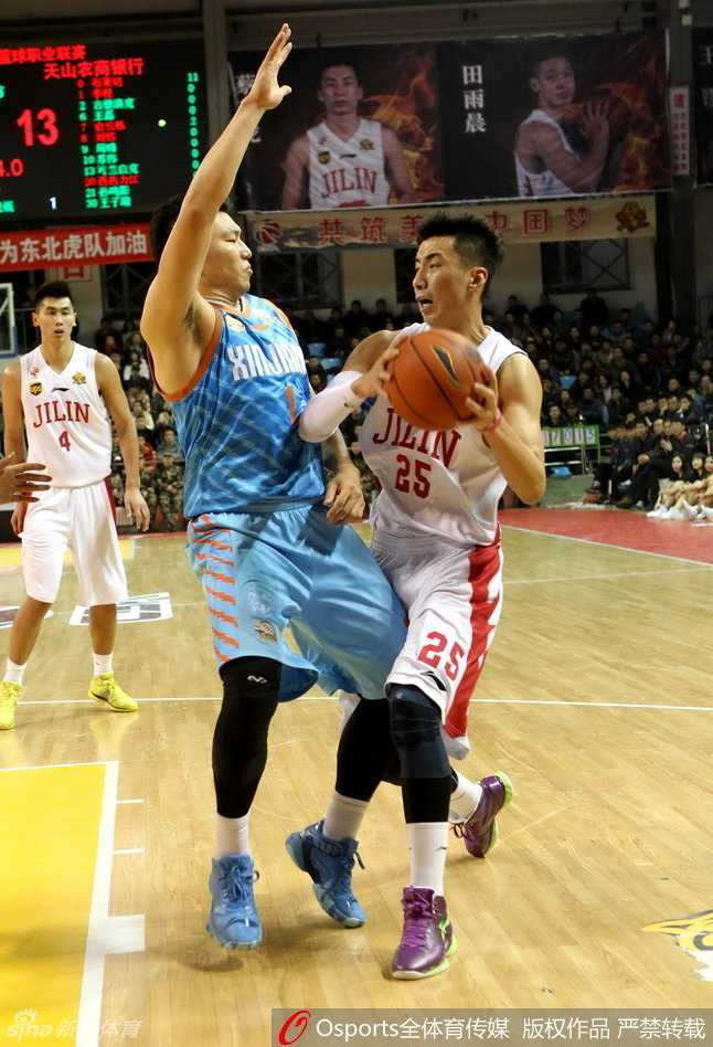 李根奋力扑防后重心尽失，表情痛苦地摔倒在地，而周琦则在空中优雅地舒展身体，完成令人惊叹的拉杆上篮。