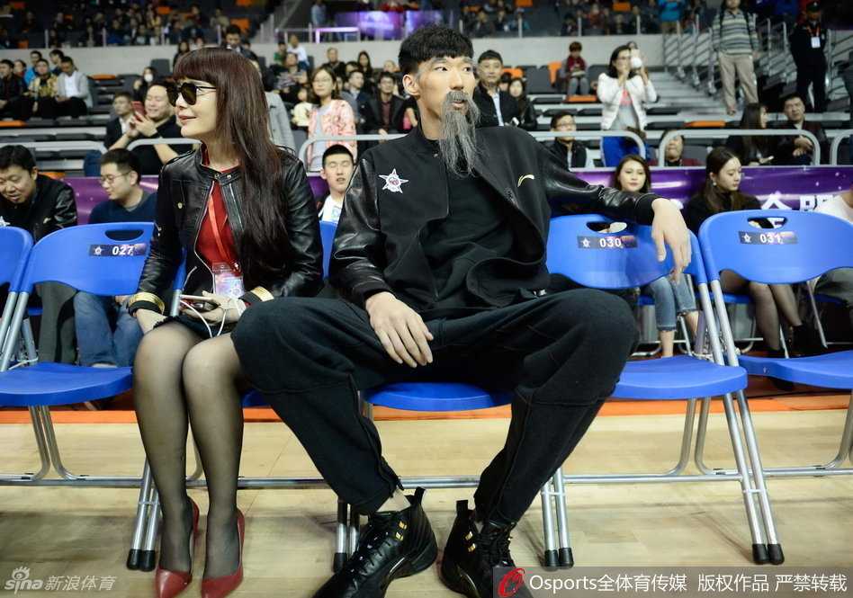 周琦身披灰色魔法长袍立于舞台中央，灰白相间的长假胡子垂至胸前，在炫目的舞台灯光映照下，宛如从奇幻小说中走出的年轻术士。