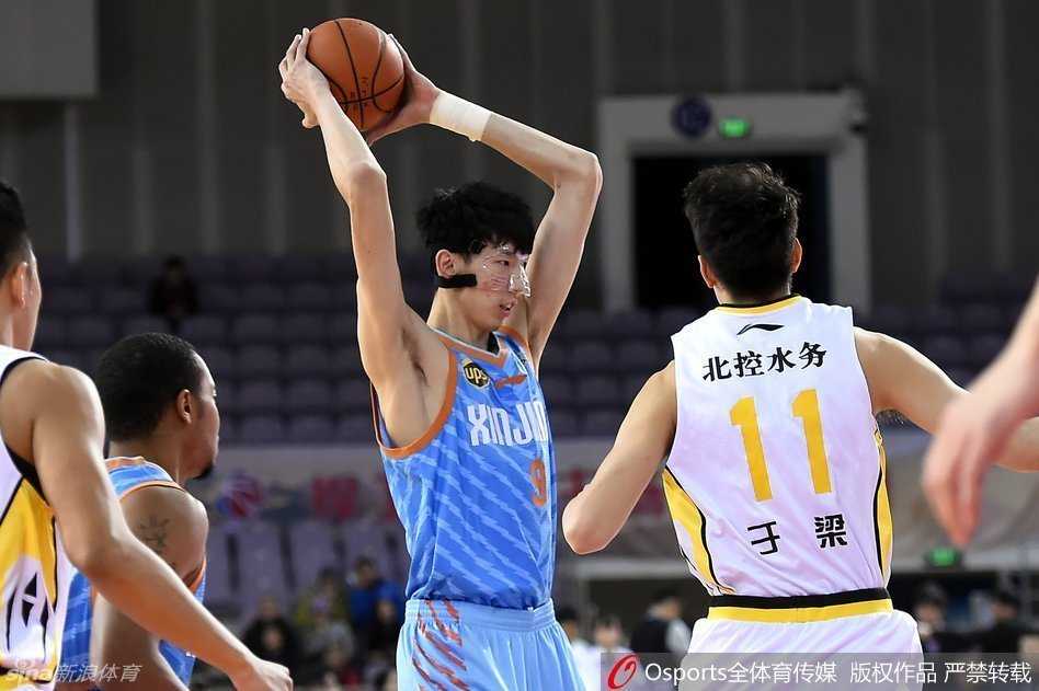 眼神犀利的周琦在篮下高高跃起，冷静观察着队友和对手的跑位，随时准备送出致命一击。