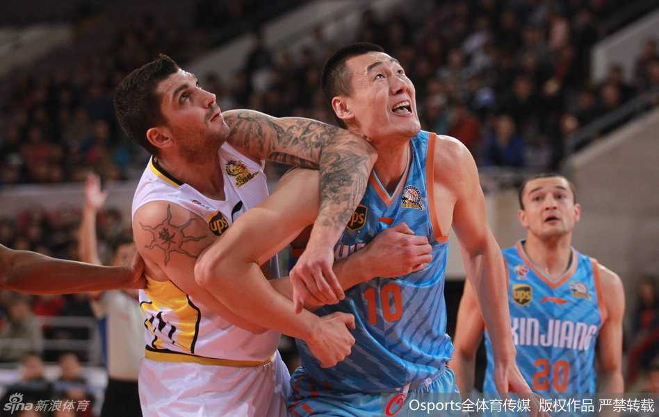 西热力江如猎豹般持球突破，他犀利的切入撕开了对手的防线，为接下来的进攻创造了空间。