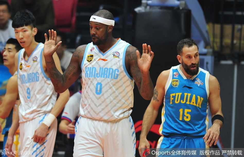 周琦在篮下高高跃起，长臂舒展如同一道铁闸，送给对手一记势大力沉的强力大火锅，捍卫新疆禁区。