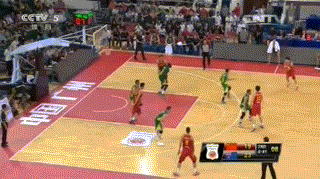 队长周鹏此役化身全能战士，他不仅在防守端不遗余力，更是在进攻端扛起大旗。只见他从后场完成抢断后，独自运球一条龙贯穿全场，面对退防的防守者，轻盈地挑篮得分，完美诠释了锋线尖刀的犀利。