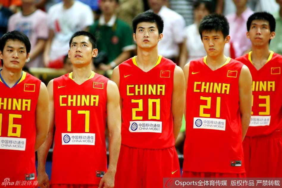 周鹏在深圳男篮主场赛后向球迷致意，举手投足间满是领袖风范与对赛场的眷恋