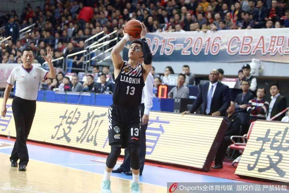 赵泰隆痛苦倒地，双手紧捂面部，身边的队友和对手纷纷举手示意，神情关切，场上一片紧张气氛。