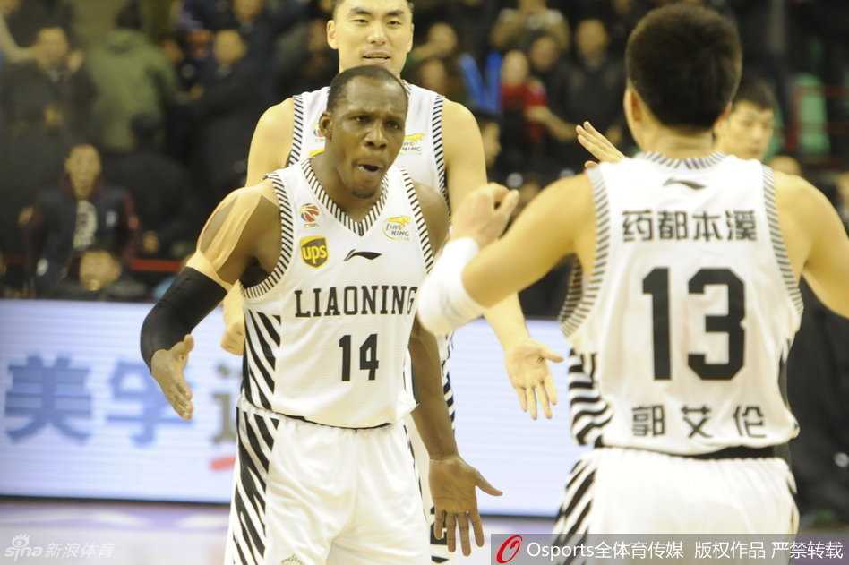 郭艾伦在快攻中眼神犀利，精准地将球分给位置更好的队友，这次精彩的助攻盘活了全队的进攻