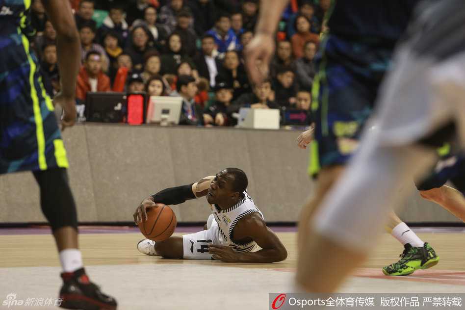 哈德森在人群中腾空而起，以极其舒展的姿态完成上篮，展现出超级外援超凡的身体素质和得分能力