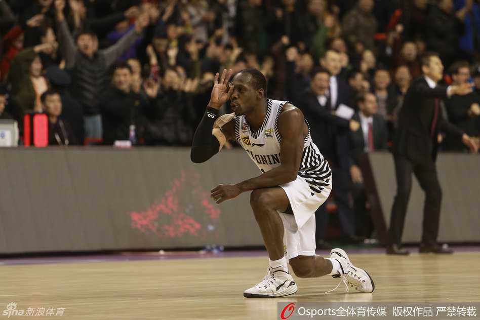 哈德森调皮地躺在地板上，紧握篮球不放手，眼神中流露出自信与戏谑，仿佛在告诉对手比赛已经失去悬念