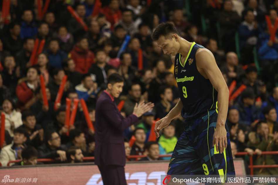 哈德森在完成准绝杀后，队友们将他团团围住，疯狂庆祝这来之不易的胜利，每个人的脸上都写满了狂喜与释放