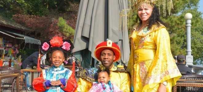 哈德森与未婚妻艾妮莎甜蜜依偎，两人身着中式传统服饰，眉眼间满是笑意，仿佛在提前感受中国传统婚嫁习俗的喜庆氛围