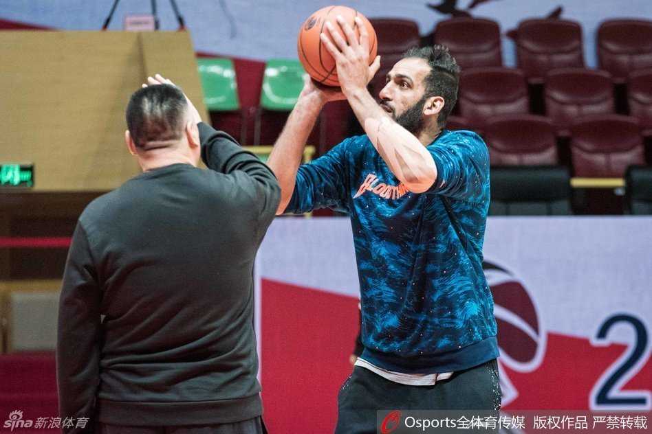 哈达迪独自留在空荡的球场一角，进行着最后的准备活动，眼神坚毅地望向远方，那里是即将到来的激烈战场。