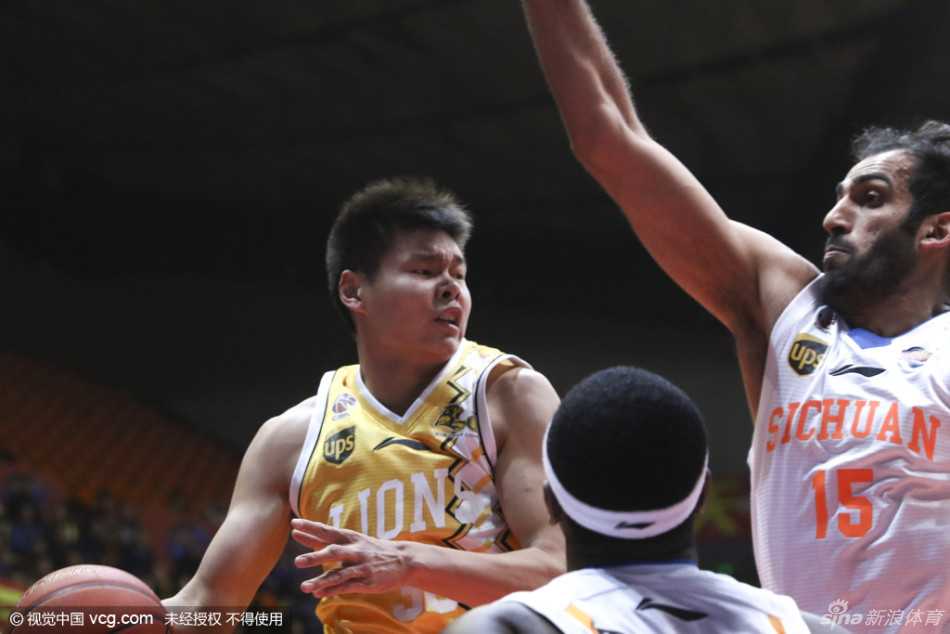 伊朗中锋哈达迪在广厦队的内线群中高高跃起，他伸出两条长臂，试图在霍尔曼与王征的头顶摘下篮板，这充满了力量感的画面正是禁区统治力的写照。