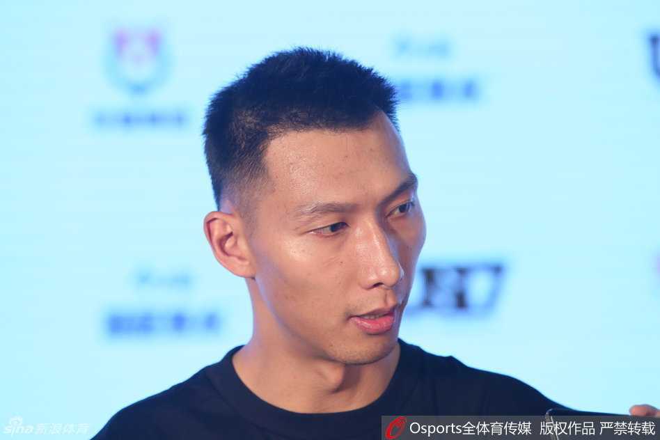 前广东宏远总经理刘宏疆亲自到场捧场，面带微笑与身旁友人交谈，作为创业伙伴，他用实际行动支持着易建联和王仕鹏的新事业。