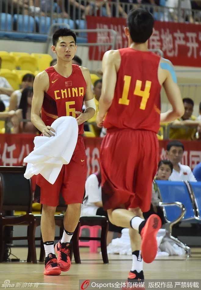 崔晋铭在人群中强行起飞上篮，如同一头无所畏惧的雄狮，誓要撕裂对手的钢铁防线