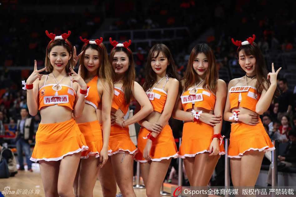 四姐妹面具大合影，造型各异，轻盈笑容温暖全场