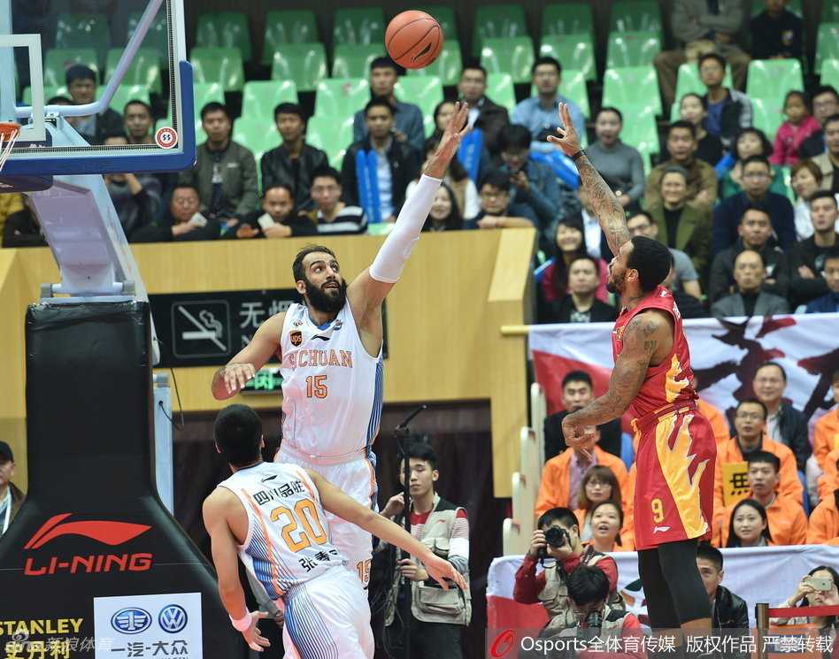 四川队防守悍将飞身跃起，如同铜墙铁壁般奋力封堵吉林外援的突破路线，瞬间点燃主场球迷热情。