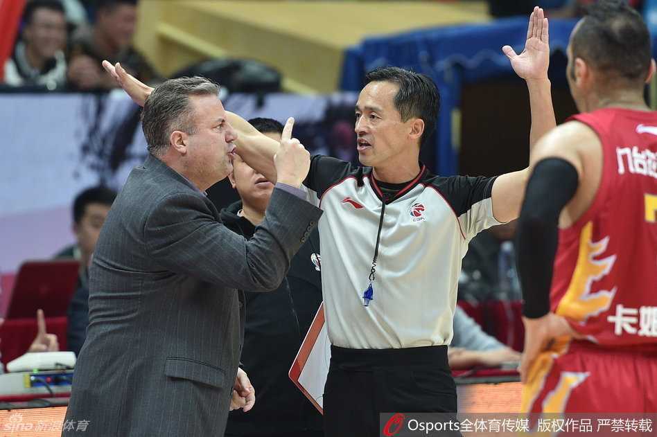 邓华德在被裁判驱逐后，情绪失控地脱下西装，在赛场边留下一抹落寞而愤怒的背影，留下吉林队员一脸茫然。