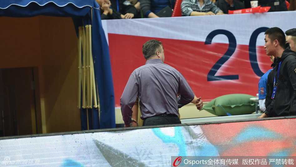 吉林主帅邓华德因不满裁判吹罚，在场边青筋暴起、怒目圆睁，手指技术台激烈抗议，最终连吃技犯被驱逐离场。