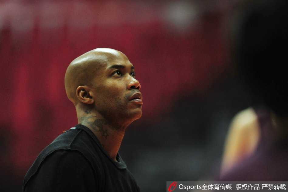 兰多夫·莫里斯在训练中专注地练习着低位转身跳投，吐出的舌头透露出他全神贯注下的紧张感，每一滴汗水都承载着扛起首钢内线重任的决心。