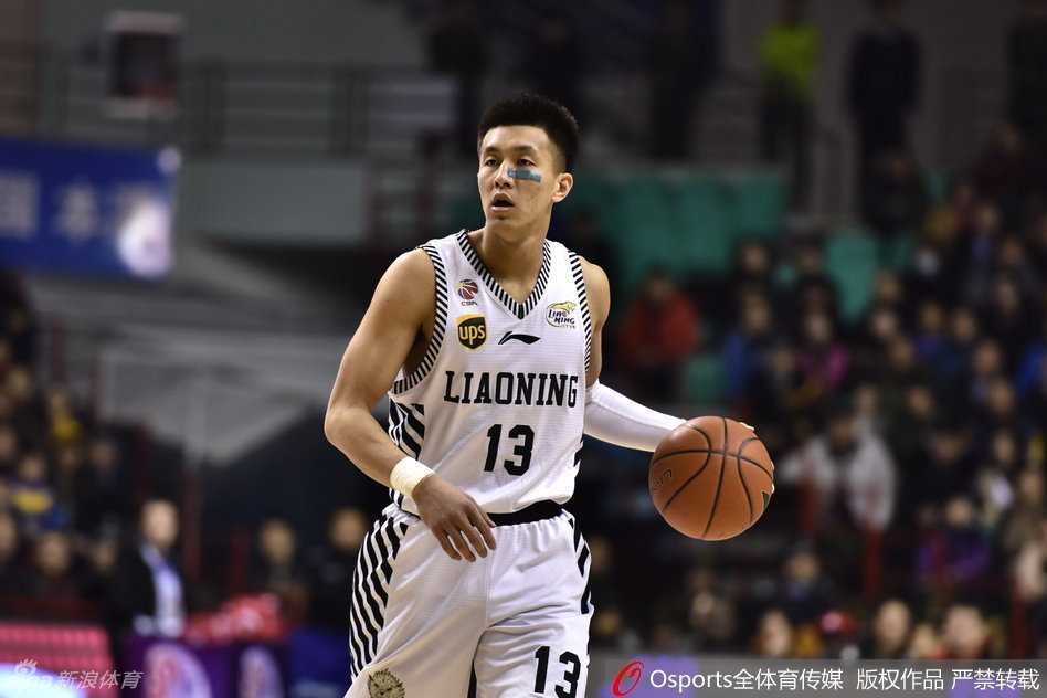 韩德君腾空而起，单手将球砸入篮筐，对手只能无奈仰望