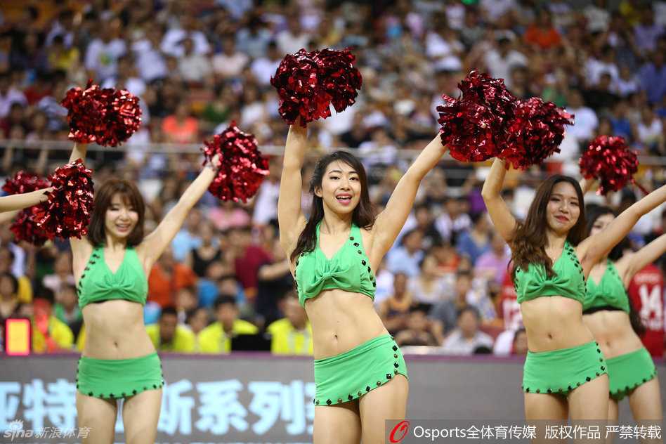 聚光灯下，篮球宝贝们身着亮黄色热裤套装，随着动感节拍整齐舞动，修长美腿在球场中央划出活力线条，瞬间点燃全场热情。