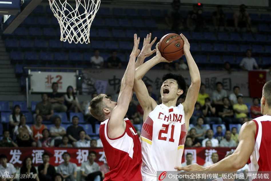 胡金秋在篮下如擎天柱一般跃起，奋力将对手的上篮扇飞，守护禁区