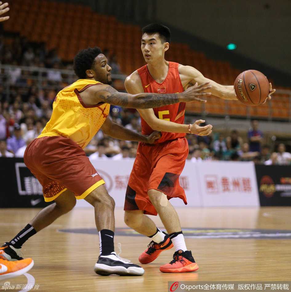 训练间隙，胡金秋与队友聚在一起，一边擦汗一边用手比划着，认真地交流着刚才的战术跑位和防守心得。