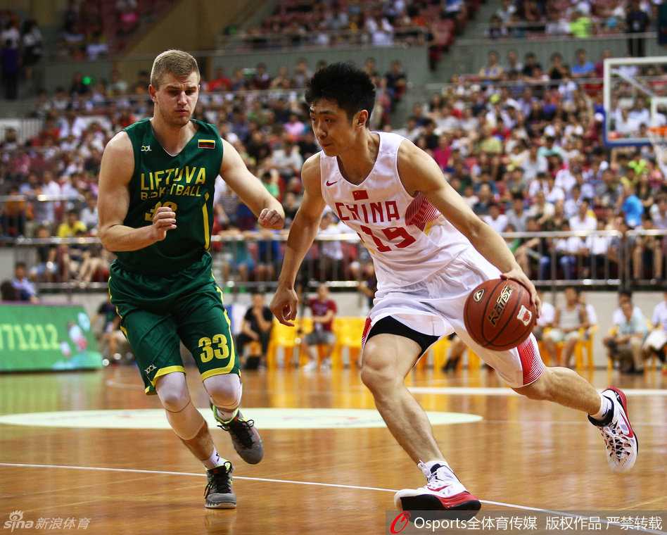 胡金秋双手紧握篮球，身体微微前倾，眼神专注，随时准备将这颗决定战局的“炮弹”传给位置更好的队友。