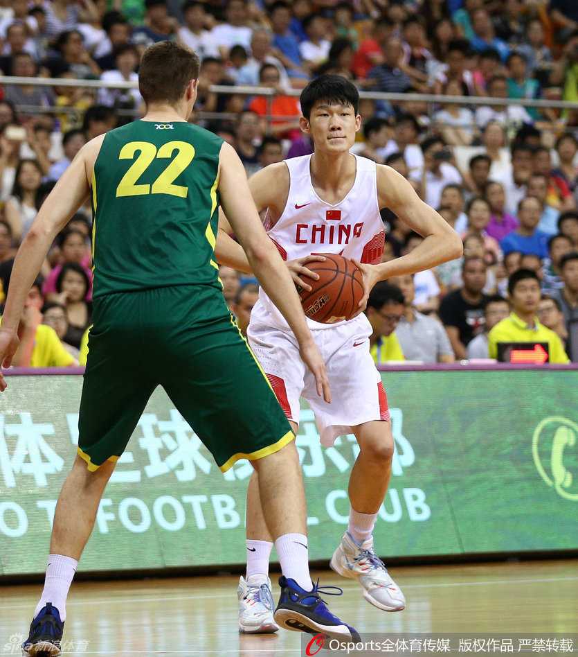 崔晋铭如一道白色闪电般带球疾进，他压低重心，用娴熟的运球技巧试图穿越由立陶宛球员筑起的层层屏障。