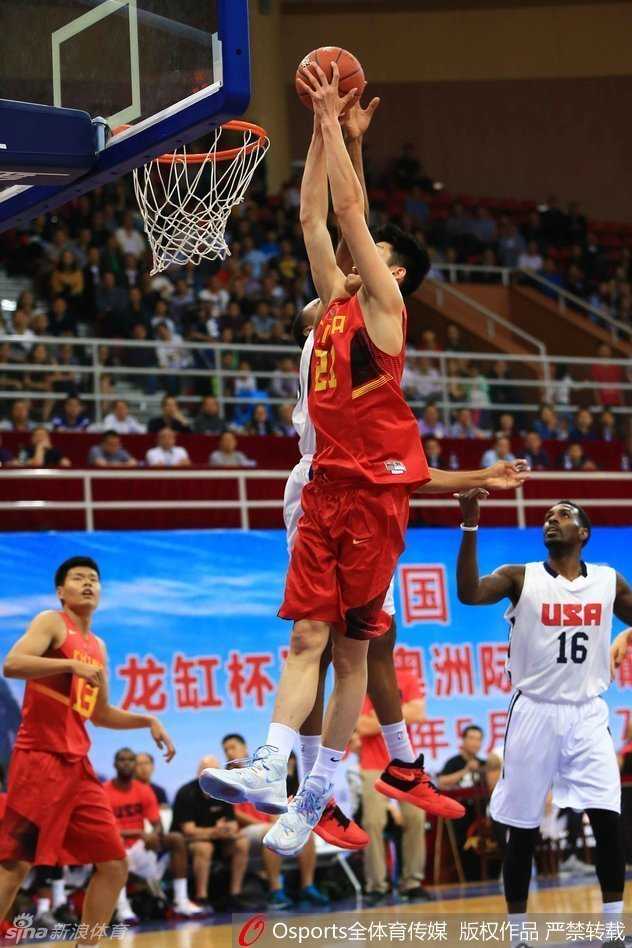 崔晋铭高速运球推进，像一把尖刀直插对手腹地，展现出扎实的基本功和冷静的头脑。