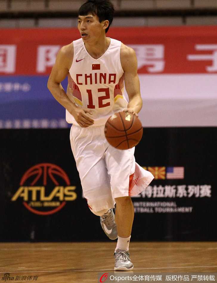 胡金秋在对方内线长臂丛中高高跃起，单手将球稳稳托向篮筐，眼神里满是坚定。