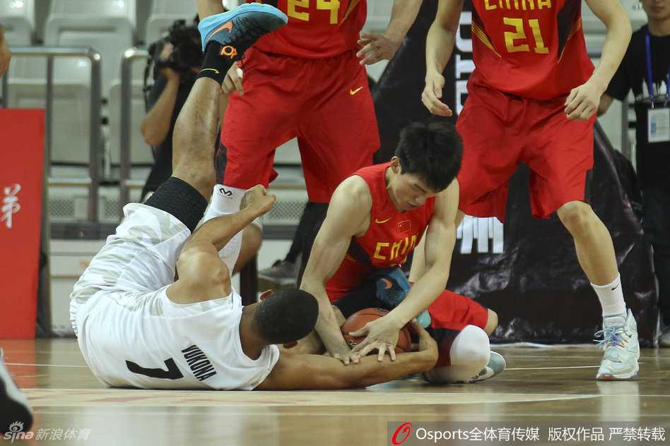 胡金秋在罚球线附近跳投出手，皮球划过指尖，他的视线紧紧跟随球的轨迹，防守球员的手已经封到了脸上，但他的表情依然镇定。