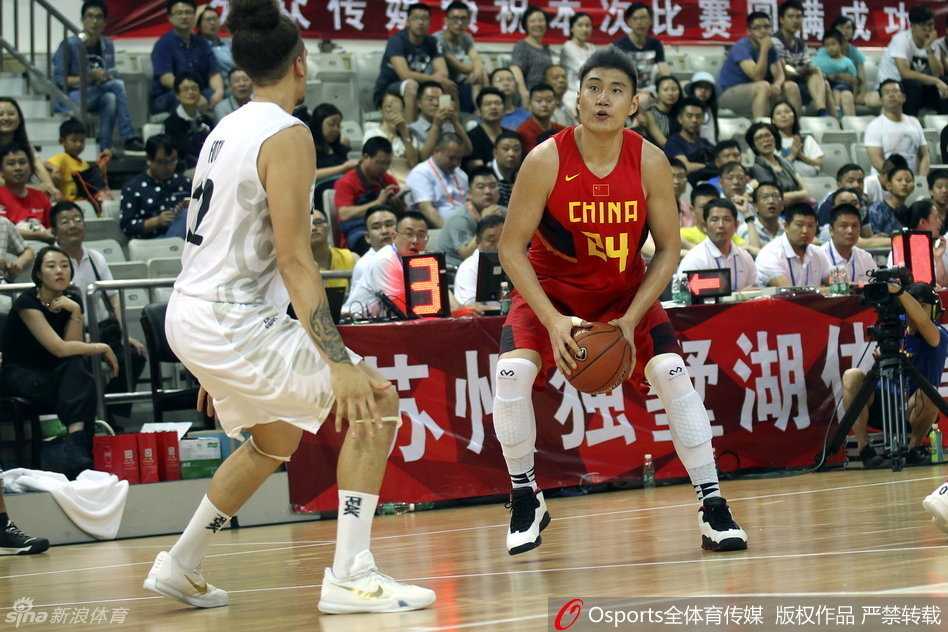 常林面对两人包夹强行突破，他压低重心用肩膀扛开防守，球鞋与地板摩擦发出尖锐的响声，整个画面充满了力量和孤注一掷的勇气。