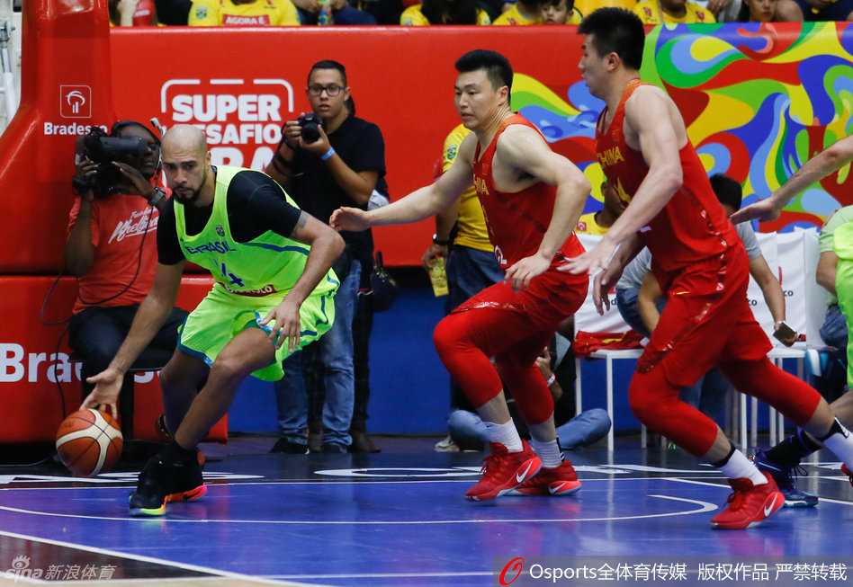 李慕豪无视NBA级别内线的防守，高高跃起试图完成终结，这一刻身高不再是唯一优势，勇气才是他挑战苍穹的阶梯。