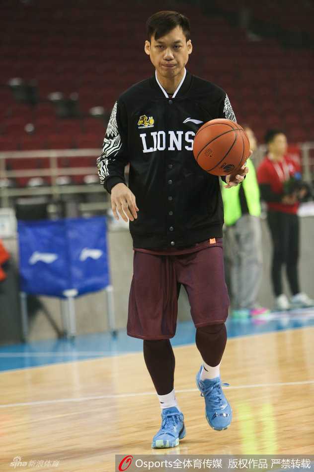 李春江指导双手比划着复杂的战术跑位，场上的球员们全神贯注地聆听，这正是铁帅从严治军的缩影。