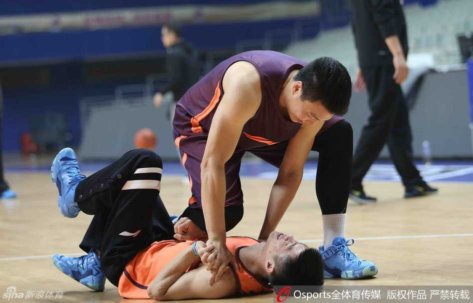 热身间歇，周琦与队友比划着手势认真交流，他那超越年龄的成熟与专注，让他成为了球队战术体系中不可或缺的攻防核心。