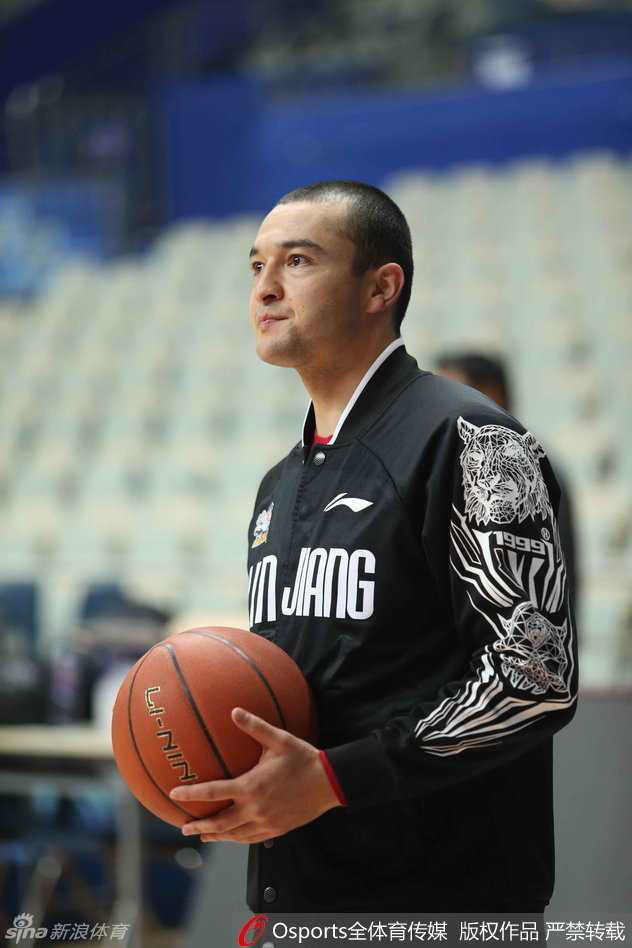 球场另一端的半场，布拉切独自进行着标志性的翻身跳投练习，柔和的手感和巨大的体型优势，让他的每一次投篮都显得轻松写意。