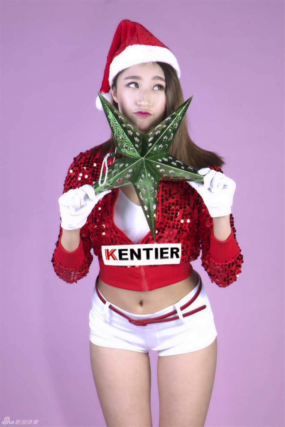 六位宝贝排成一列，仿佛一组跳动的音符。她们身着统一的圣诞短裙，手持金色手花，动作利落干脆，整齐划一的舞步展现出团队强大的默契与专业素养。