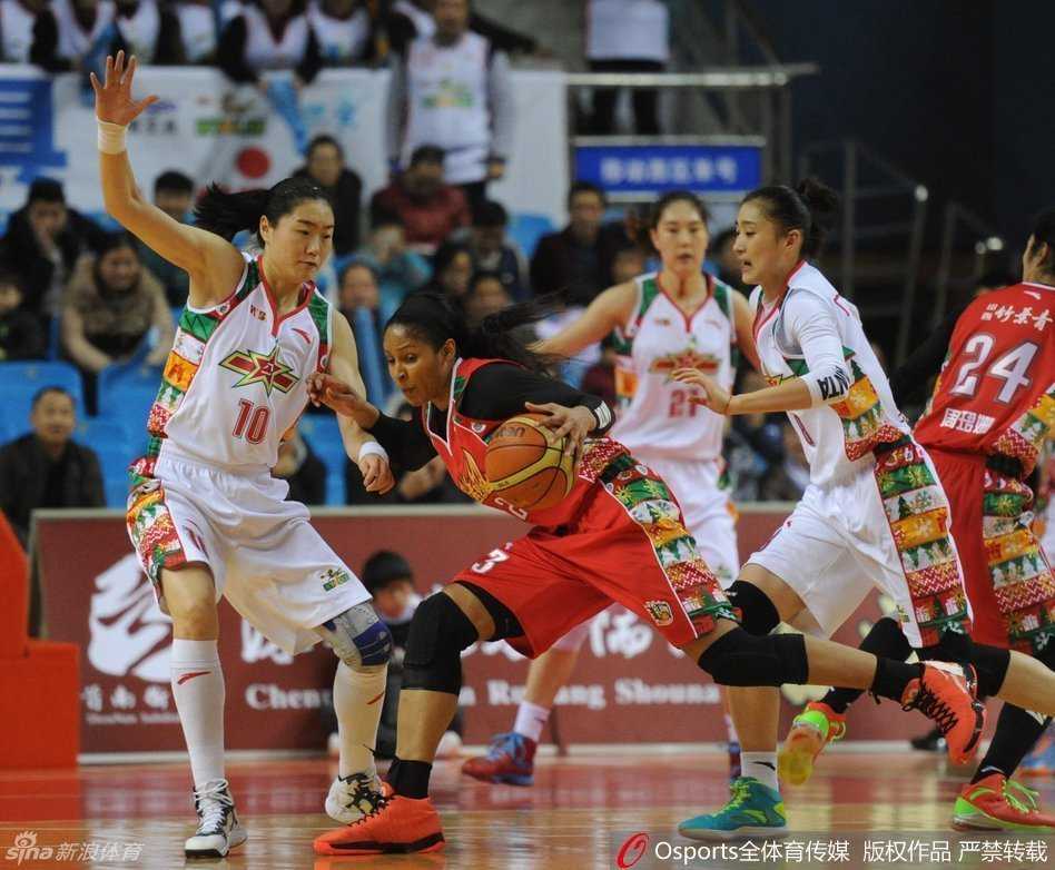 李梦在新疆队严密的篮下防守中，以一敌二强行突破，眼神中透露着必胜的锋芒，双方球员肌肉碰撞的瞬间仿佛能听见赛场上的嘶吼。