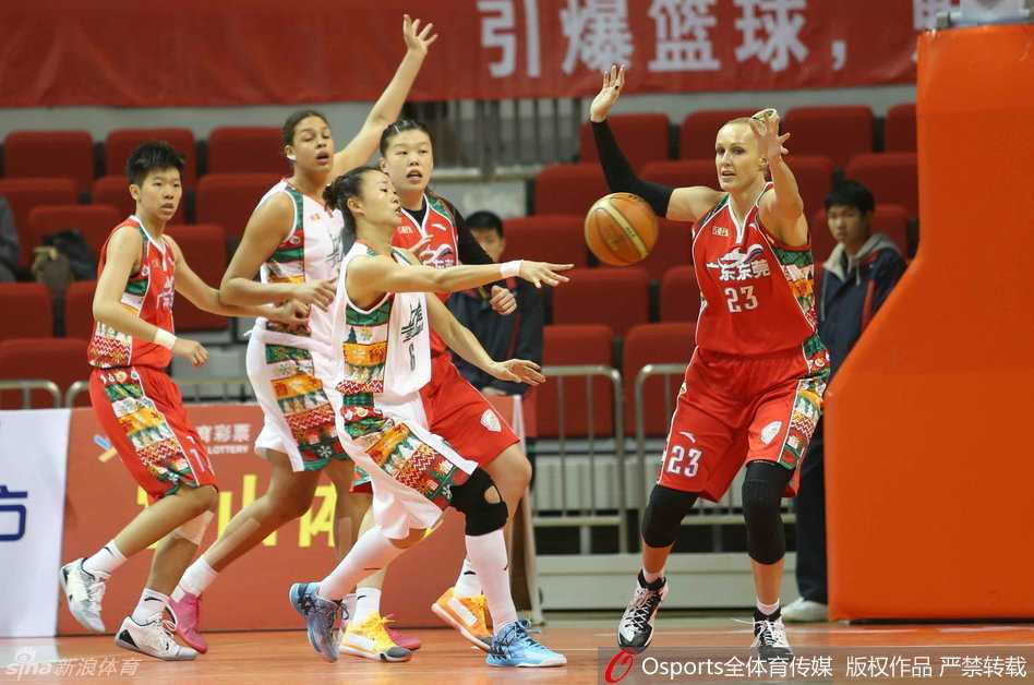 比赛陷入僵局，进攻球员在重重包围中试图分球，而防守方则筑起人墙，形成了罕见的四手争球局面，多名球员倒地争抢，体现了极致的拼搏精神。